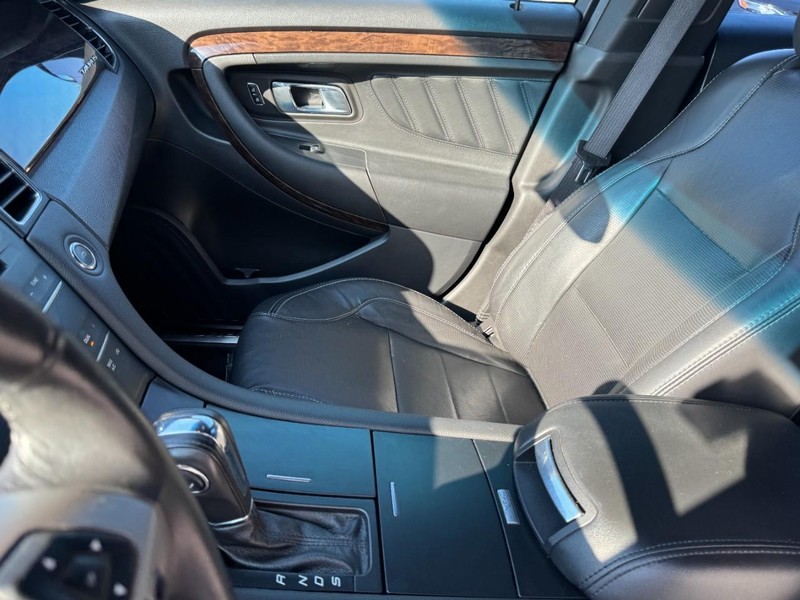 Ford Taurus Vehicle Image 13
