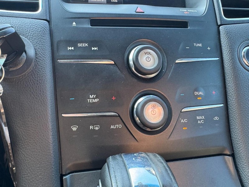 Ford Taurus Vehicle Image 18