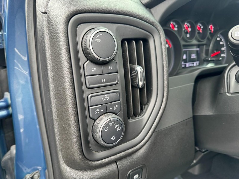 Chevrolet Silverado 2500HD Vehicle Image 16