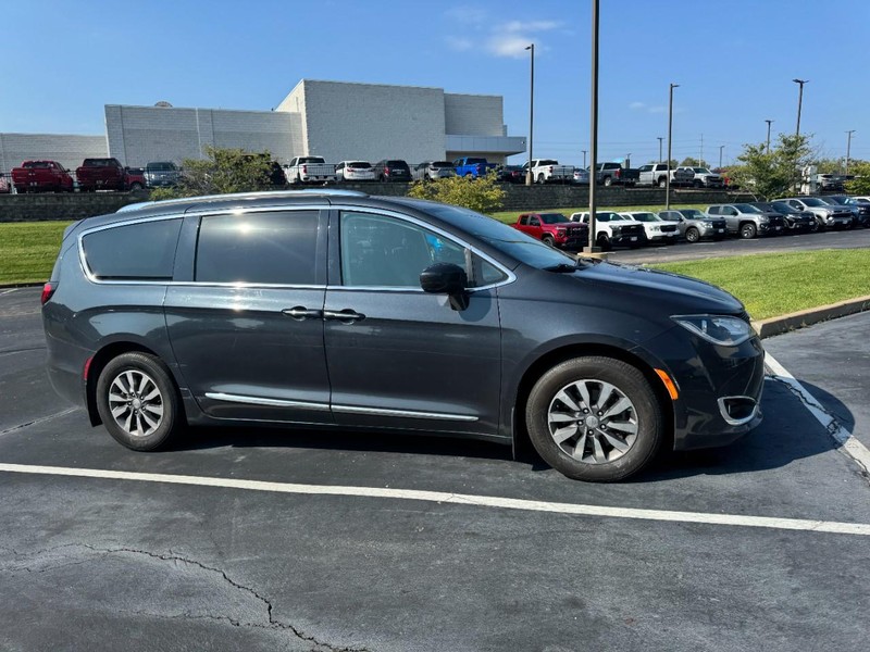 Chrysler Pacifica Vehicle Image 02