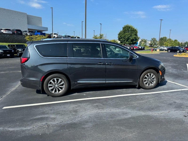 Chrysler Pacifica Vehicle Image 03