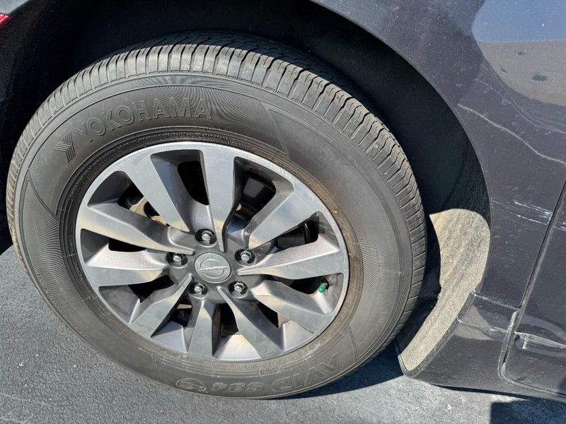 Chrysler Pacifica Vehicle Image 05