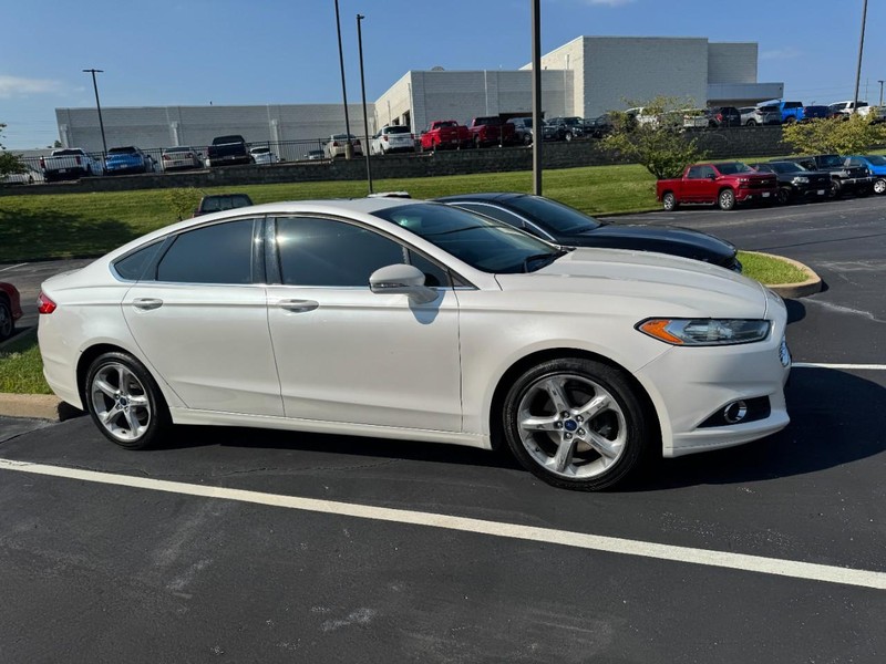 Ford Fusion Vehicle Image 02