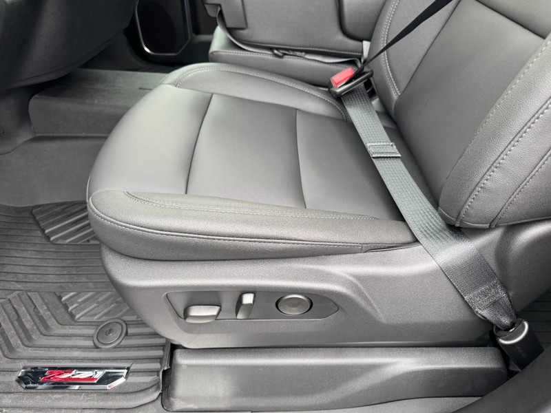 Chevrolet Silverado 2500HD Vehicle Image 11