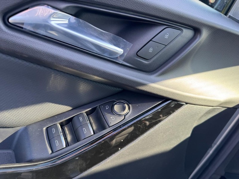 Chevrolet Equinox Vehicle Image 10