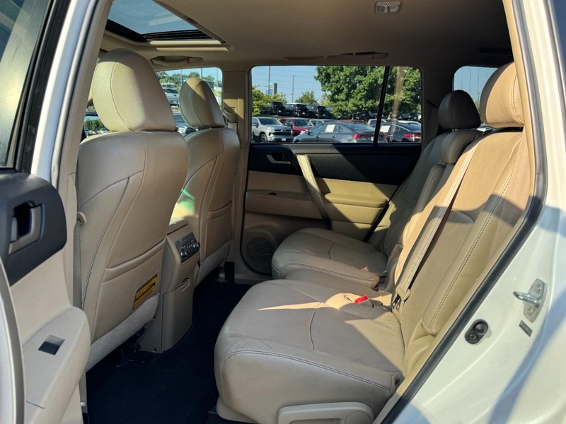 Toyota Highlander Vehicle Image 10