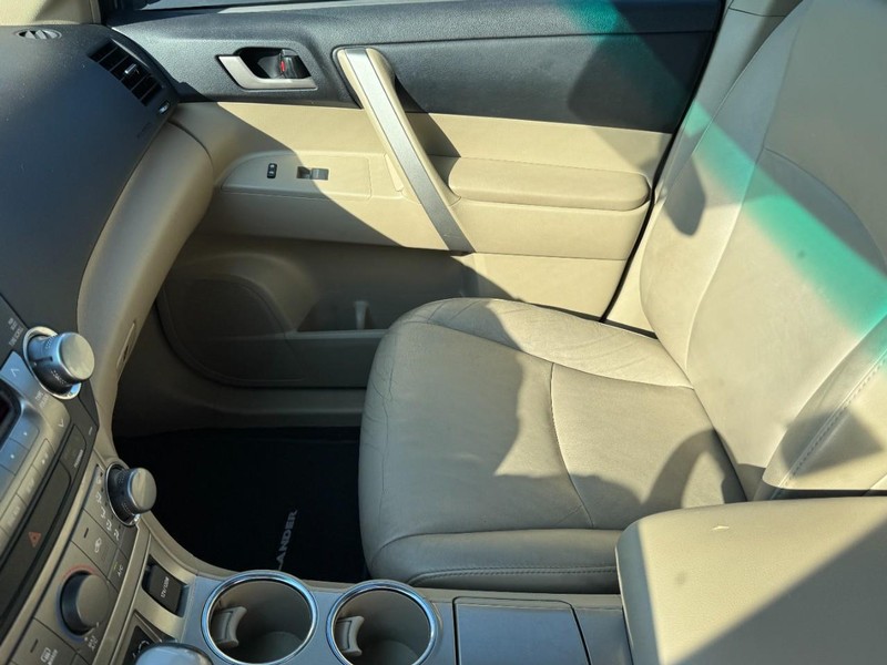 Toyota Highlander Vehicle Image 16