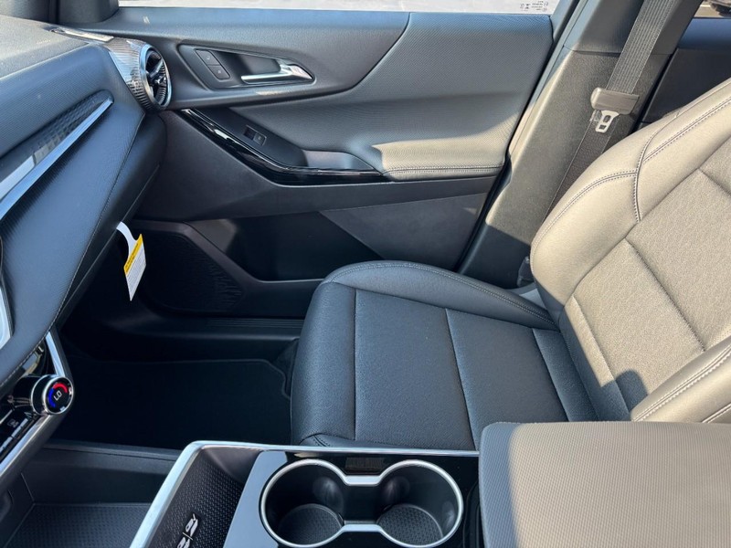 Chevrolet Equinox Vehicle Image 09