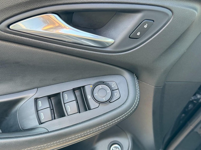 Buick Encore GX Vehicle Full-screen Gallery Image 15