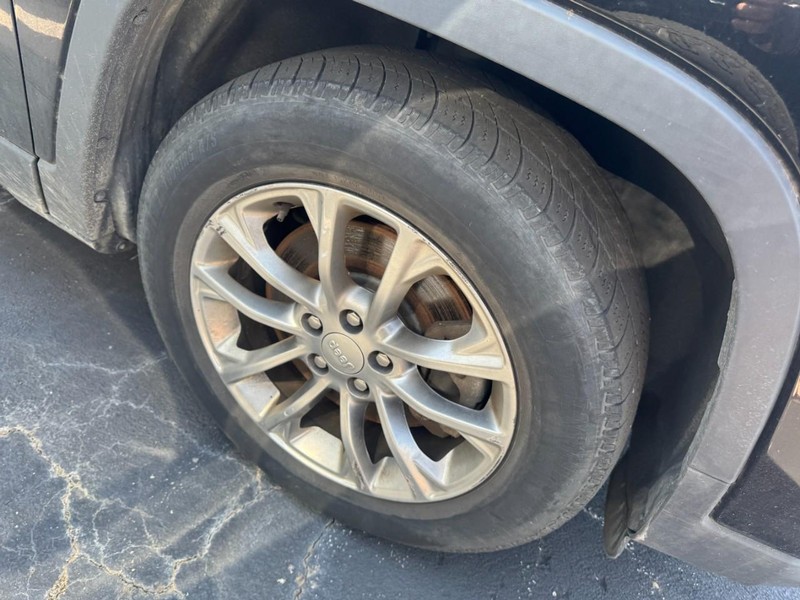 Jeep Cherokee Vehicle Image 05