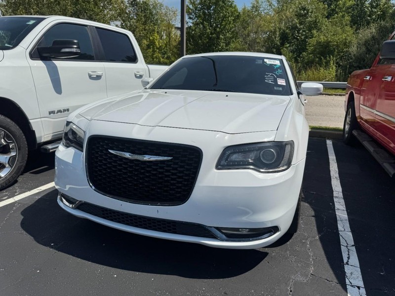 Chrysler 300 Vehicle Image 02