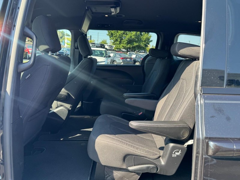 Chrysler Pacifica Vehicle Image 10