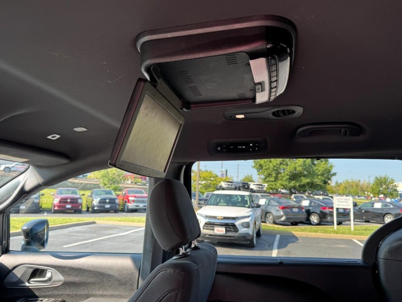 Chrysler Pacifica Vehicle Image 11