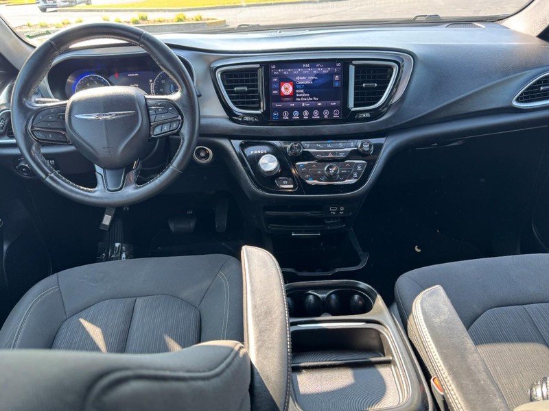 Chrysler Pacifica Vehicle Image 12