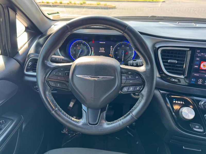 Chrysler Pacifica Vehicle Image 13