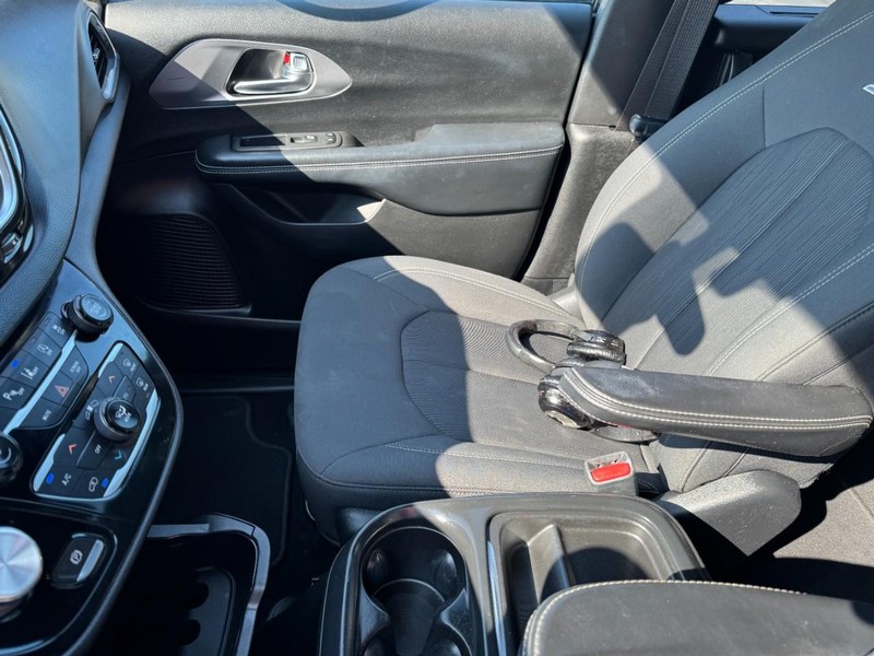 Chrysler Pacifica Vehicle Image 14