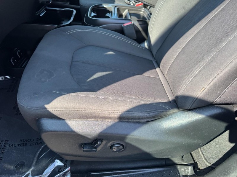 Chrysler Pacifica Vehicle Image 15