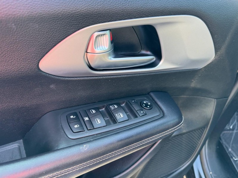 Chrysler Pacifica Vehicle Image 16