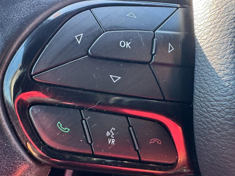 Chrysler Pacifica Vehicle Image 17