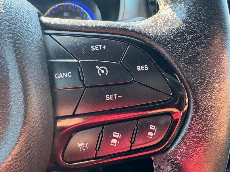 Chrysler Pacifica Vehicle Image 18