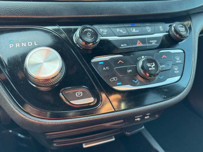 Chrysler Pacifica Vehicle Image 19