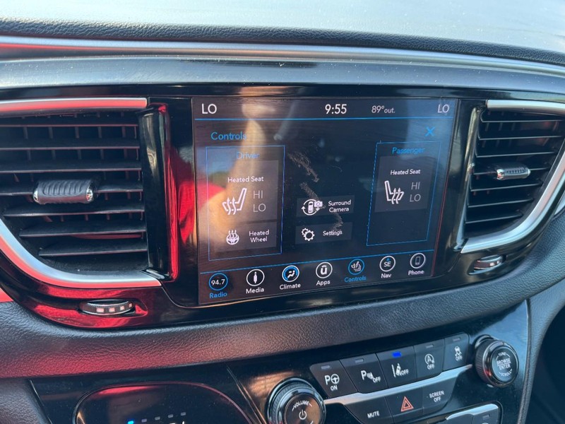 Chrysler Pacifica Vehicle Image 21