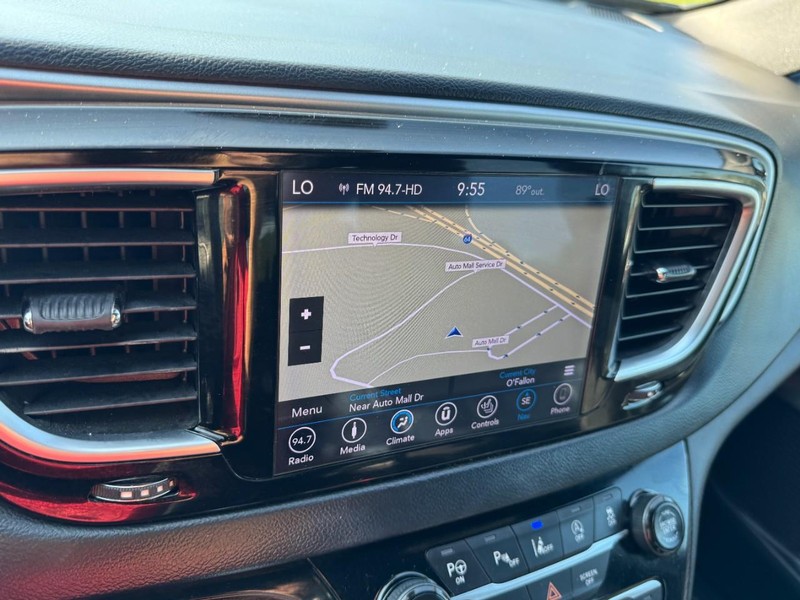Chrysler Pacifica Vehicle Image 22