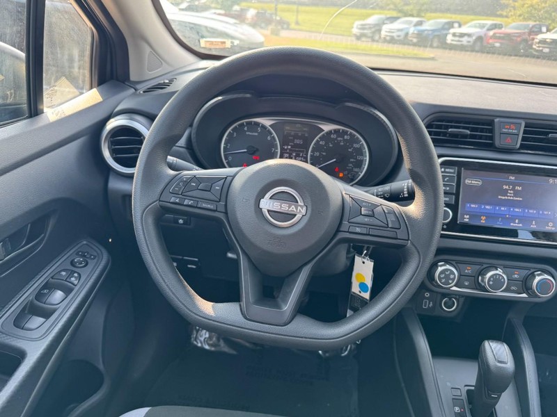 Nissan Versa Vehicle Image 12