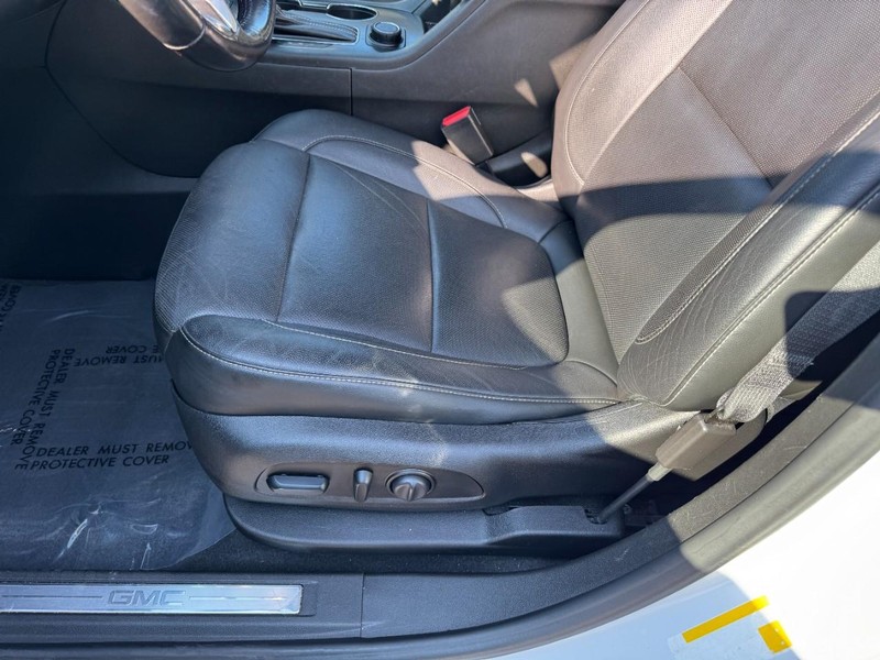GMC Acadia Vehicle Image 14