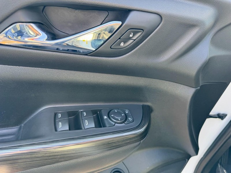 GMC Acadia Vehicle Image 15