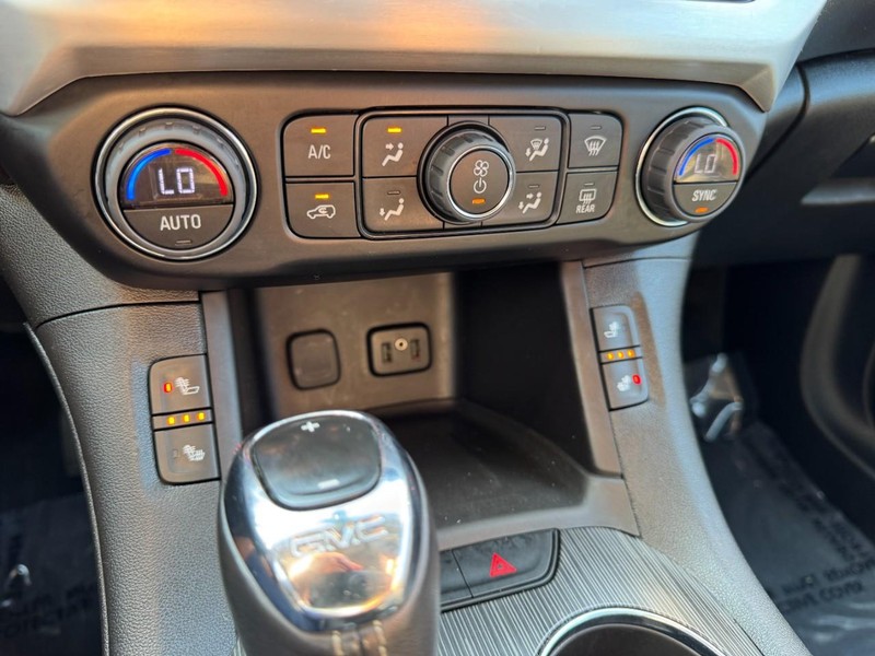 GMC Acadia Vehicle Image 18