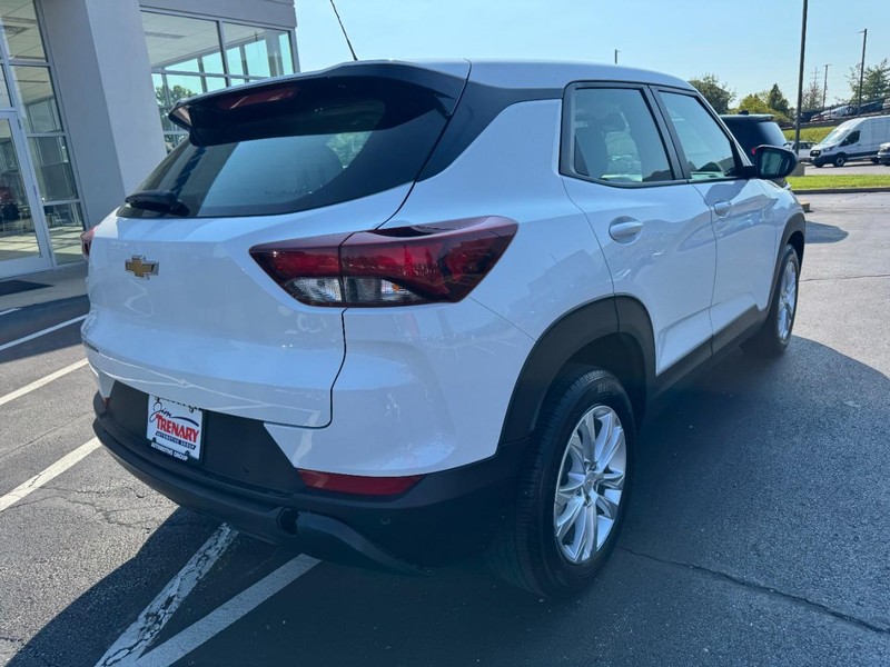 Chevrolet TrailBlazer Vehicle Image 03