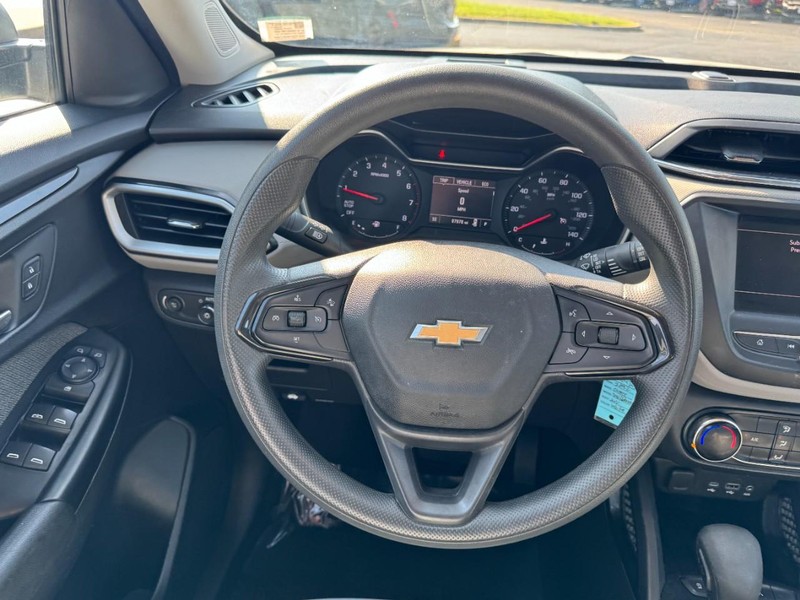 Chevrolet TrailBlazer Vehicle Image 12