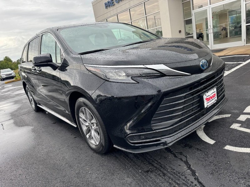 Toyota Sienna Vehicle Image 02