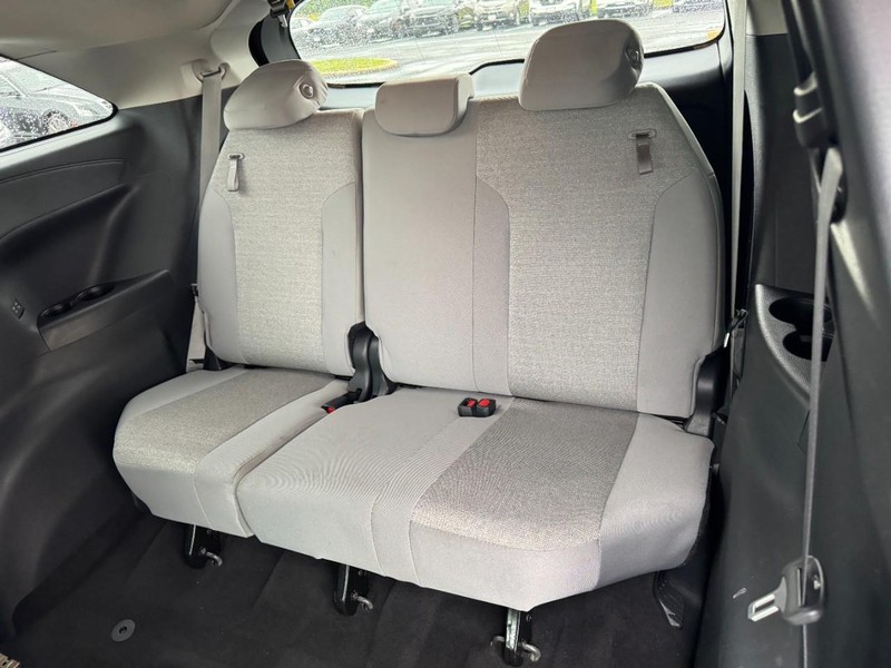 Toyota Sienna Vehicle Image 11
