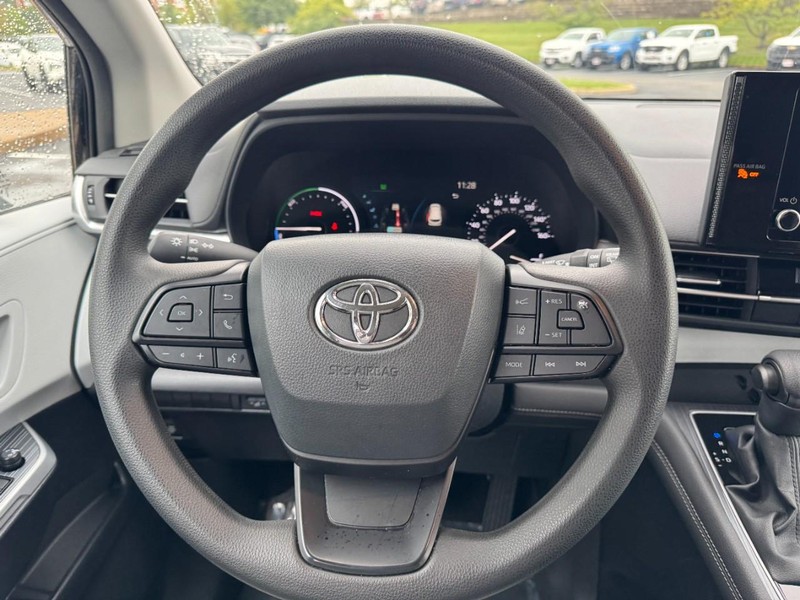 Toyota Sienna Vehicle Image 13