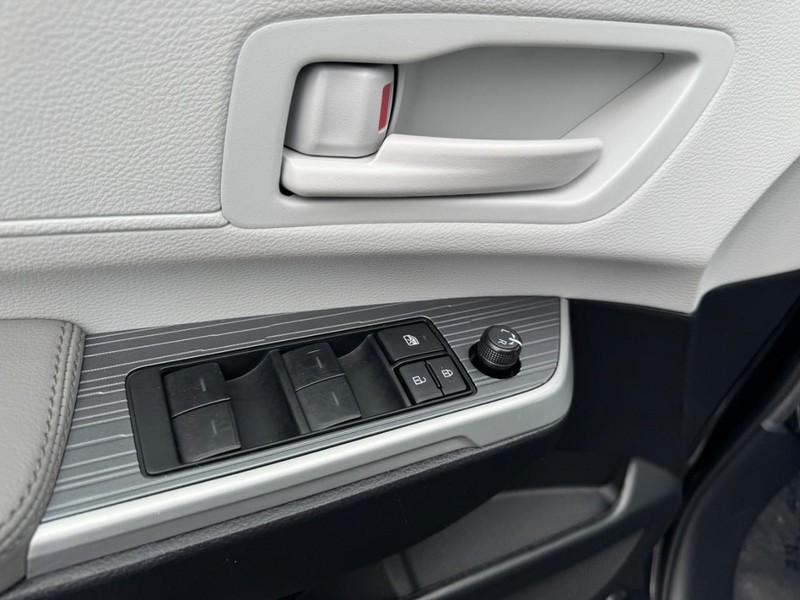 Toyota Sienna Vehicle Image 16