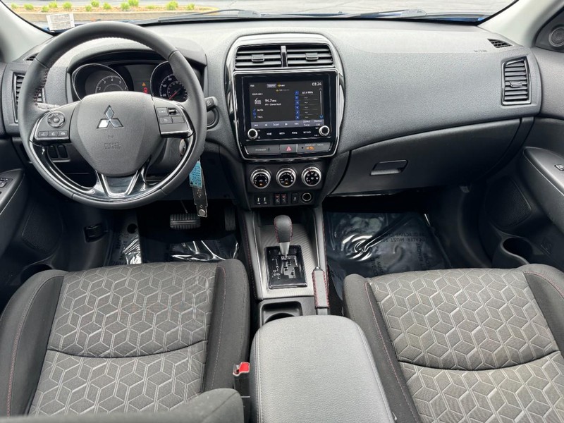 Mitsubishi Outlander Sport Vehicle Image 11
