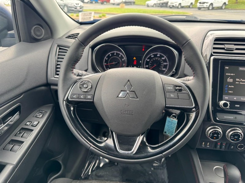 Mitsubishi Outlander Sport Vehicle Image 12