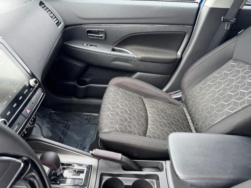Mitsubishi Outlander Sport Vehicle Image 13
