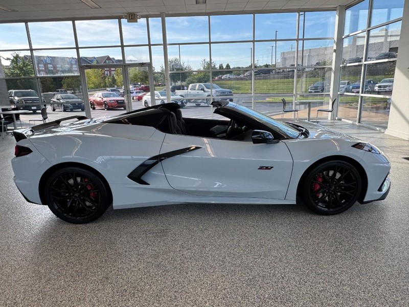 Chevrolet Corvette Vehicle Full-screen Gallery Image 02