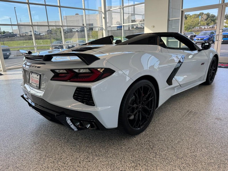 Chevrolet Corvette Vehicle Full-screen Gallery Image 03