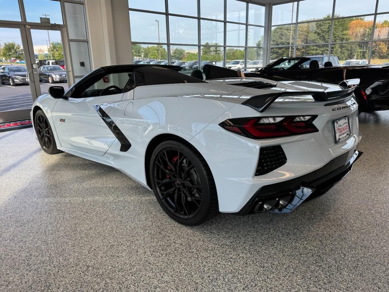 Chevrolet Corvette Vehicle Full-screen Gallery Image 05