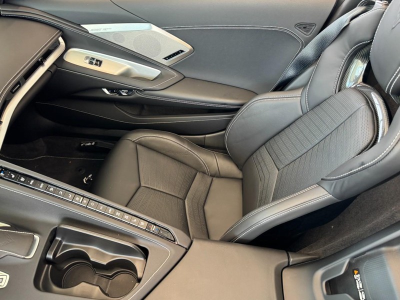 Chevrolet Corvette Vehicle Full-screen Gallery Image 09
