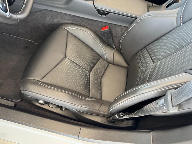 Chevrolet Corvette Vehicle Full-screen Gallery Image 10