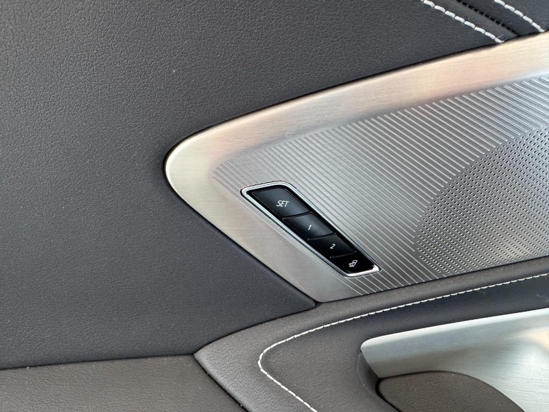 Chevrolet Corvette Vehicle Full-screen Gallery Image 11