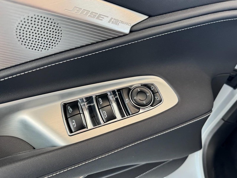 Chevrolet Corvette Vehicle Full-screen Gallery Image 12