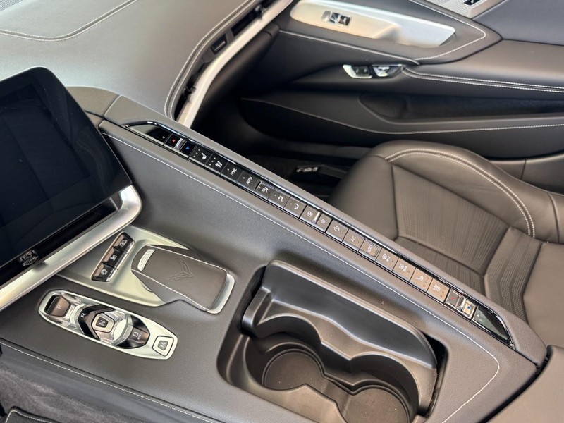Chevrolet Corvette Vehicle Full-screen Gallery Image 14