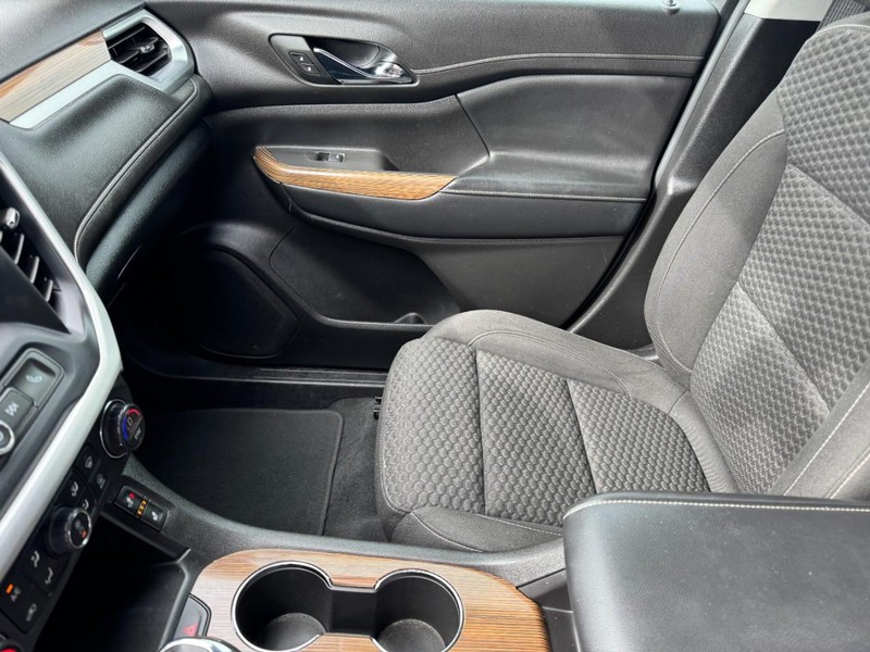 GMC Acadia Vehicle Image 14