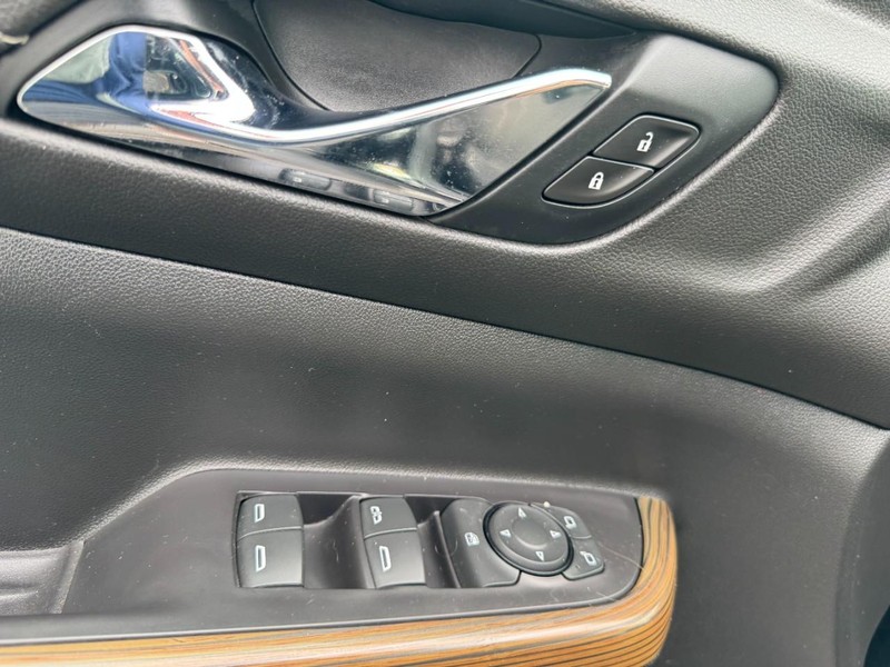 GMC Acadia Vehicle Image 16